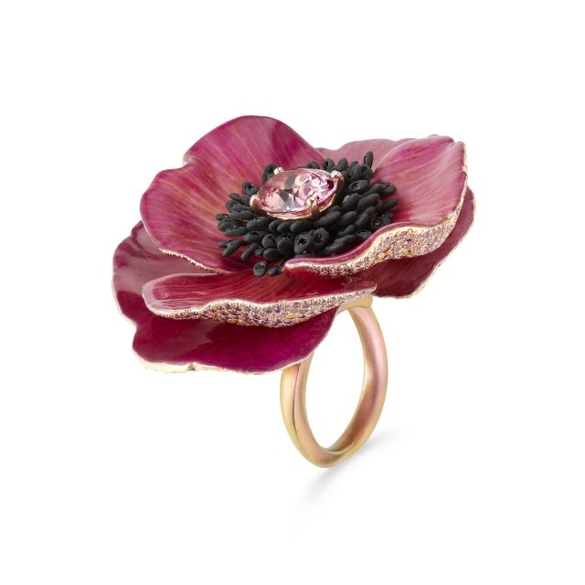 Boucheron high jewelry ring out of real flowers