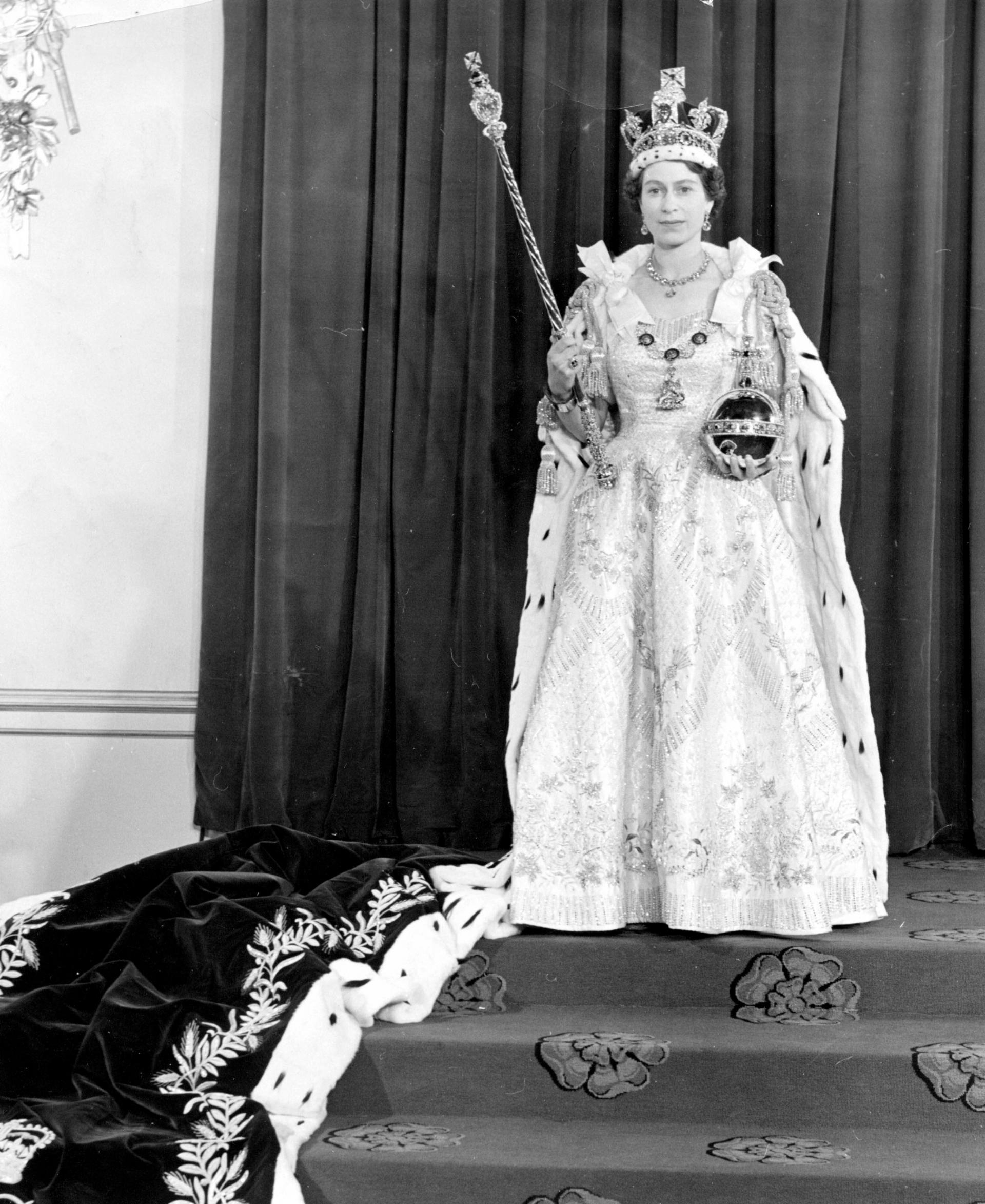 Queen_Elizabeth_II_wearing_her_Coronation_robes_and_regalia 2 June 1953
